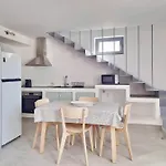 Pyrgos Trilogy Boutique - Oinos Apartman Santorini Island